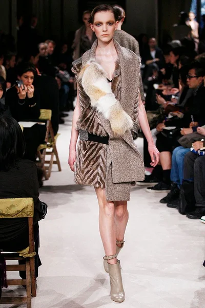 Look 16